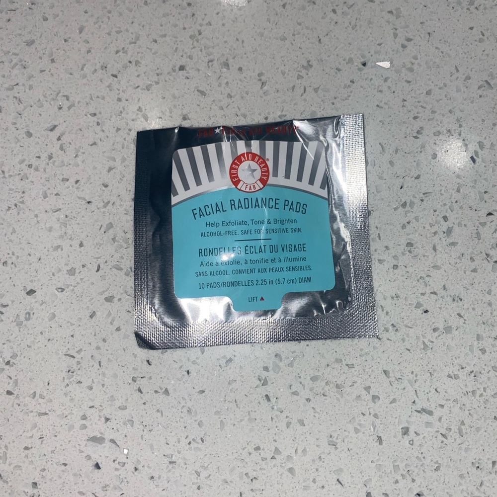 First Aid Beauty Facial Radiance Pads - Blue and Silver